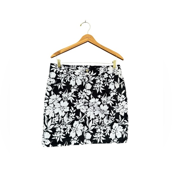 Chaps Size 10 Black & White Tropical Floral Skirt with Pockets - Picture 1 of 3